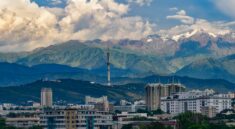 Панорама Алматы на фоне гор Заилийского Алатау