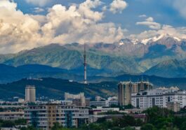 Панорама Алматы на фоне гор Заилийского Алатау