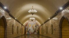 Коридор станции алматинского метро с люстрой