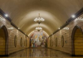 Коридор станции алматинского метро с люстрой