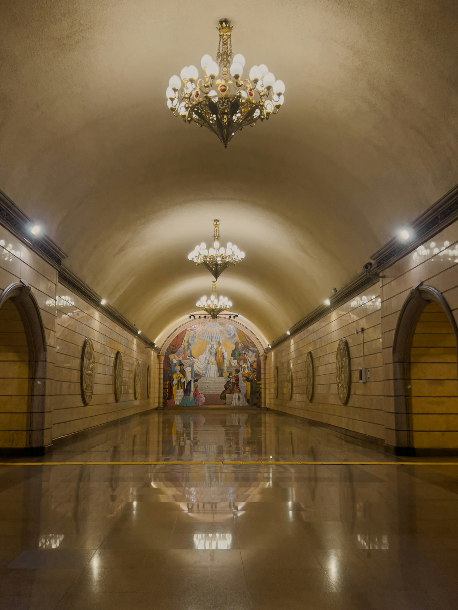 Коридор станции алматинского метро с люстрой
