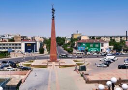 Центральная площадь Шымкента с обелиском