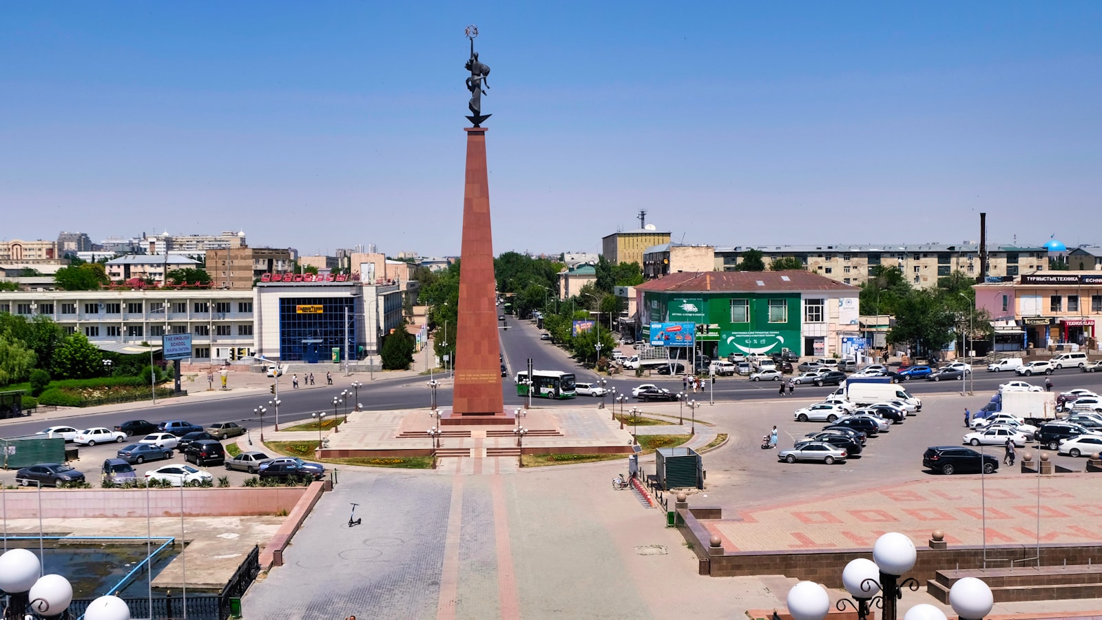 Центральная площадь Шымкента с обелиском